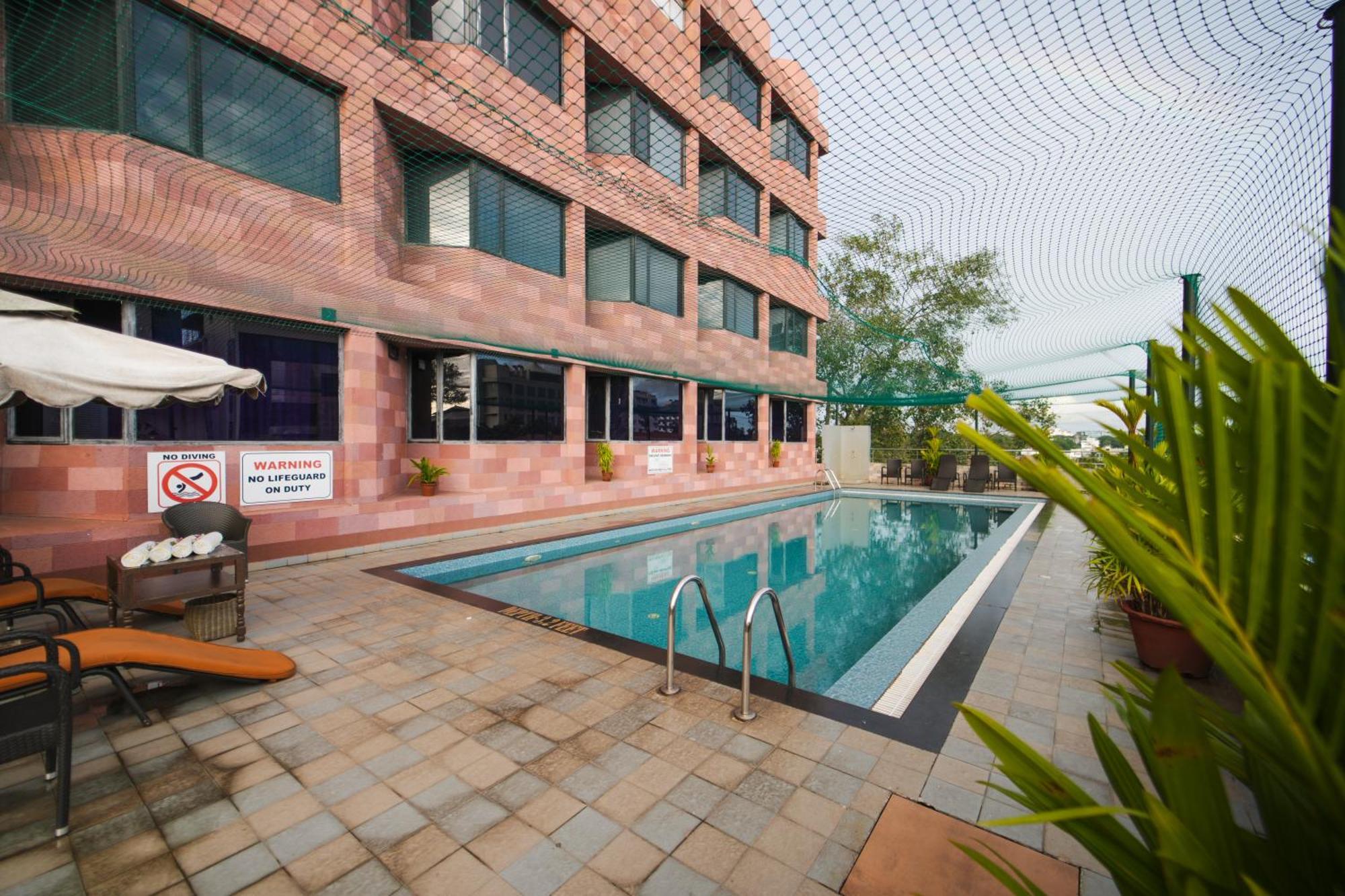 The South Park Hotel Thiruvananthapuram Exterior foto