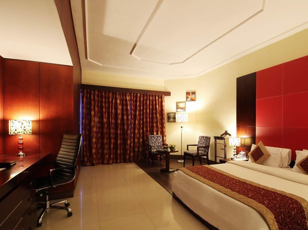 The South Park Hotel Thiruvananthapuram Exterior foto